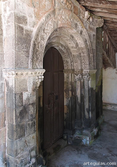 San Andr&eacute;s de Valdeb&aacute;rcena: portada oeste