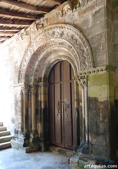 Iglesia de Valdeb&aacute;rcena (Comarca de la Sidra): puerta oeste