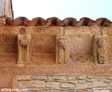 Cornisa de la iglesia de Valdeb&aacute;rcena