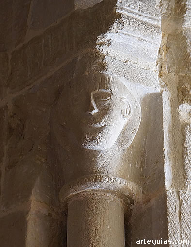 Columna de un ventanal en el interior del &aacute;bside