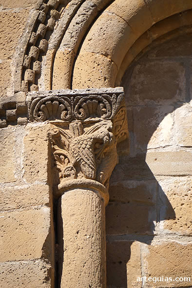 Ventanal exterior de la iglesia de San Pedro del castillo de Loarre