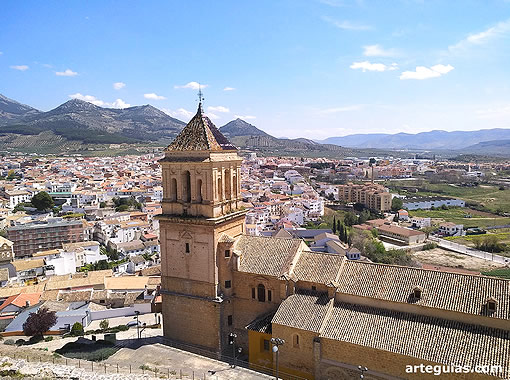 Iglesia de Santa Mar&iacute;a la Mayor de Alcaudete, desde el castillo