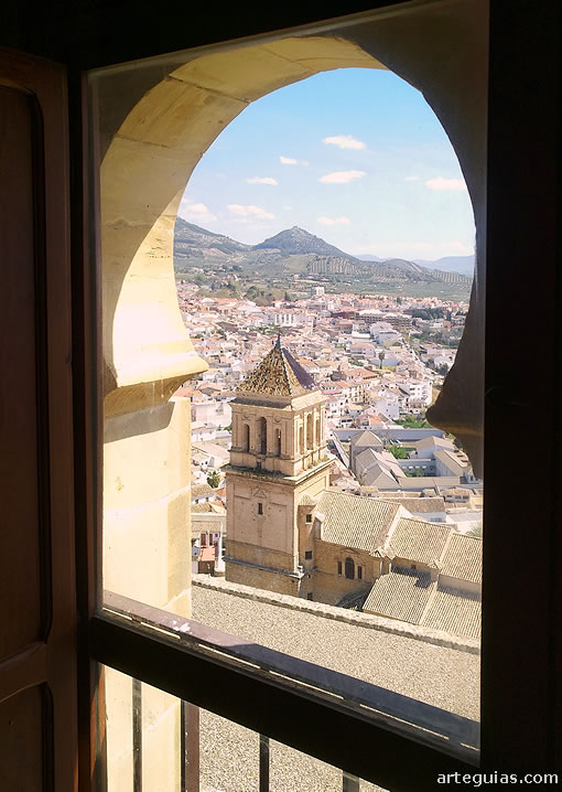 Alcaudete a trav&eacute;s de uno de los ventanales de la torre del homenaje del castillo
