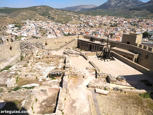 Patio de armas del castillo donde se edificaron numerosas estructuras, incluyendo un palacio en el siglo XVI