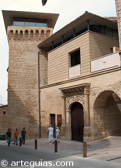 Torre&oacute;n y Puerta de San Bernardo a la derecha. Haro, La Rioja