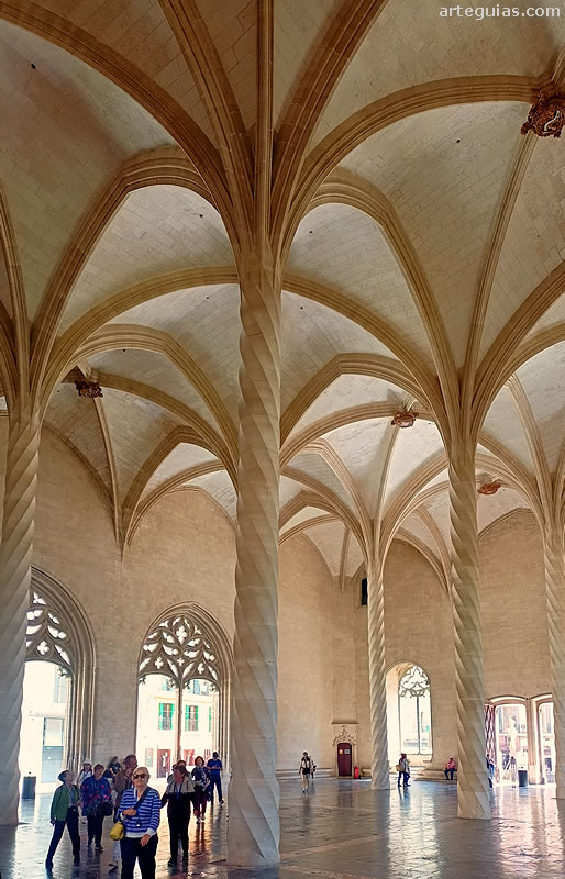Espectacular estructura con columnas entorchadas y b&oacute;vedas de crucer&iacute;a de la Lonja de Palma de Mallorca