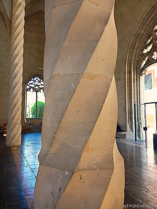 Detalle del fuste torso o entorchado de las columnas
