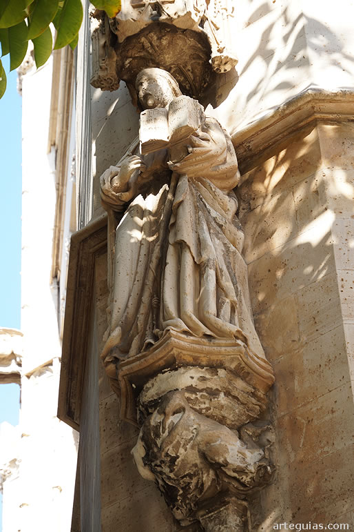 Una de las estatuas exteriores de la Lonja de Mercaderes de Palma de Mallorca: Santa Clara