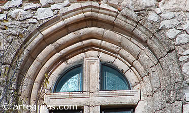 Ventanal g&oacute;tico de la iglesia