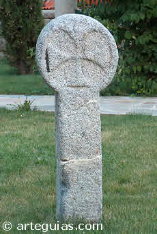 Estela medieval en el atrio de la iglesia