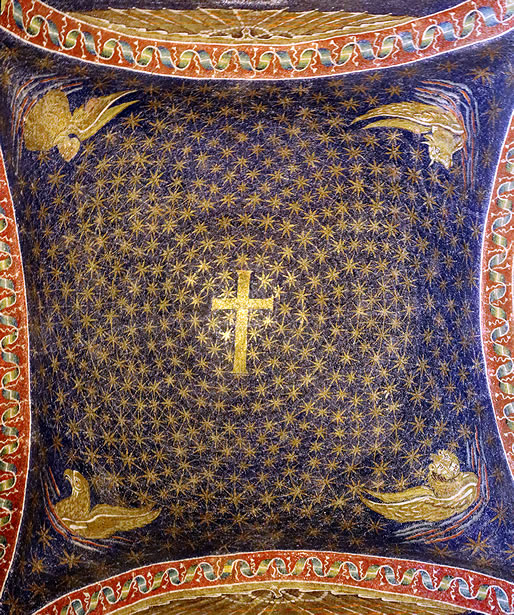 Mausoleo de Gala Placidia en R&aacute;vena: b&oacute;veda central con la cruz y el Tetramorfos