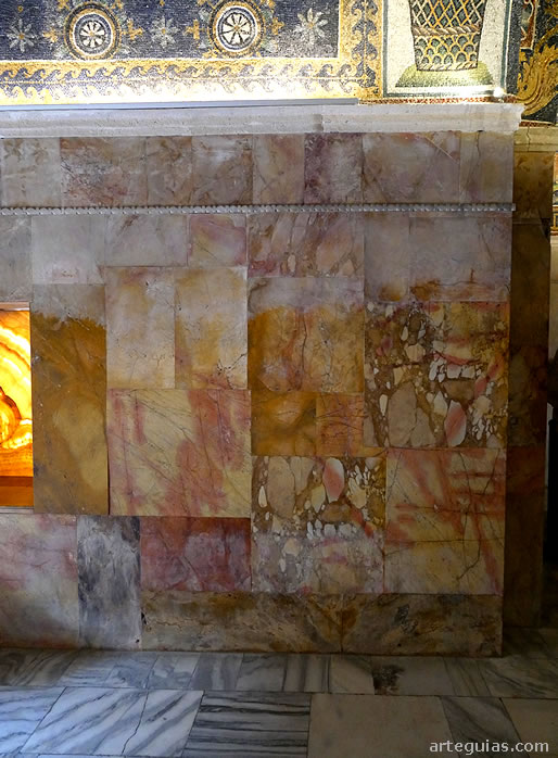 Interior del mausoleo: zona inferior con m&aacute;rmoles amarillos