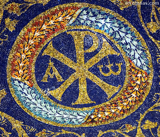 Precioso mosaico con un crism&oacute;n. Mausoleo de Gala Placidia en R&aacute;vena, Italia