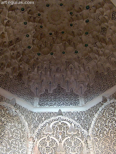 Interior del mihrab con yeser&iacute;as y moc&aacute;rabes