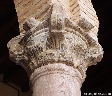 Capitel romano del Patio de Abluciones