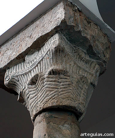 Capitel que imita el compuesto romano