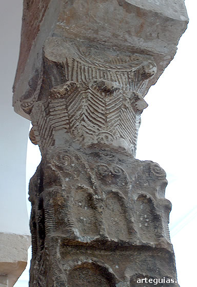 En la parte alta de la pilastra  hay un capitel visigodo