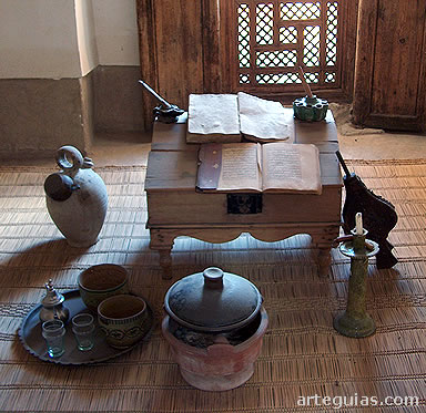 Una de las celdas con el mobiliario y objetos t&iacute;picos