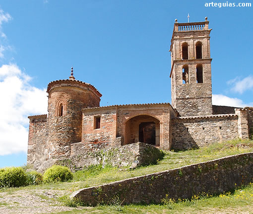 Lado oeste con el ábside mudéjar del siglo XIII y el alminar de la mezquita convertido en campanario