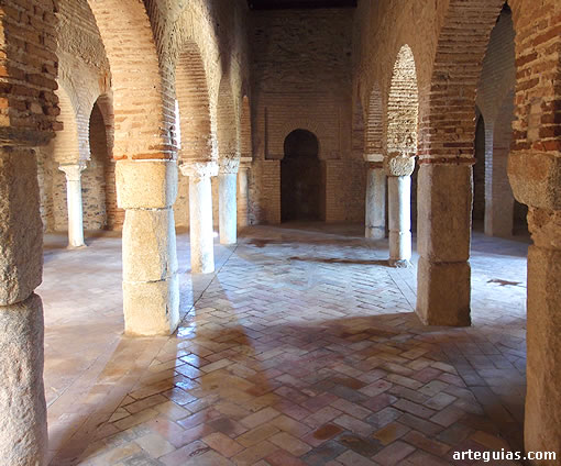 Nave o galería central de la mezquita de Almonaster la Real que finaliza en el muro de la quibla con el mihrab aproximadamente en el centro