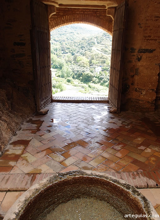 Antiguo patio de abluciones convertido en baptisterio cristiano