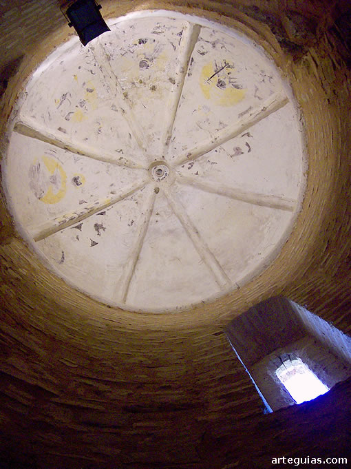 La cubierta del ábside se transformó en siglos modernos en una cúpula semiesférica