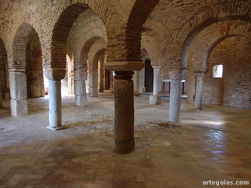 Otra perspectiva de la sala de oración de la mezquita de Almonaster la Real