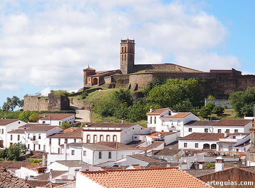 La ermita - mezquita sobre el cerro que se eleva sobre el caserío