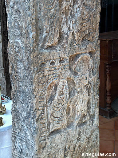 Una pilastra visigoda forma parte de la arquer&iacute;a