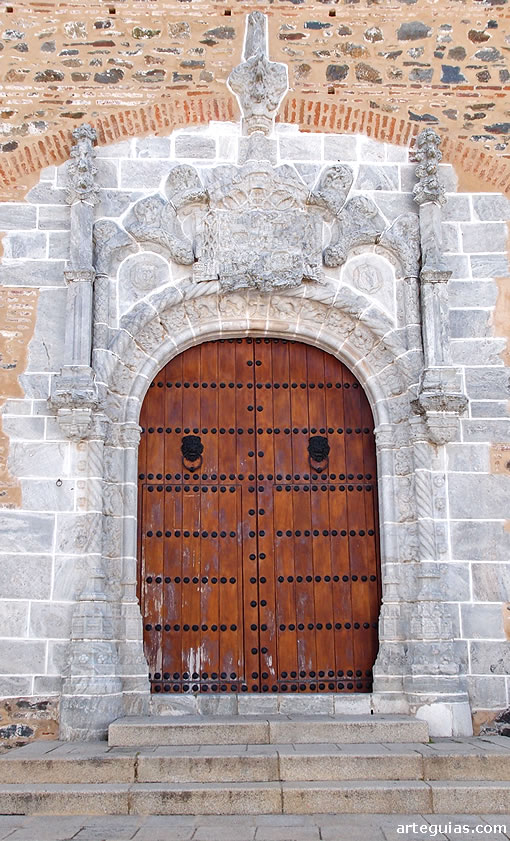Puerta de estilo manuelino en la iglesia de San Mart&iacute;n de Almonaster la Real