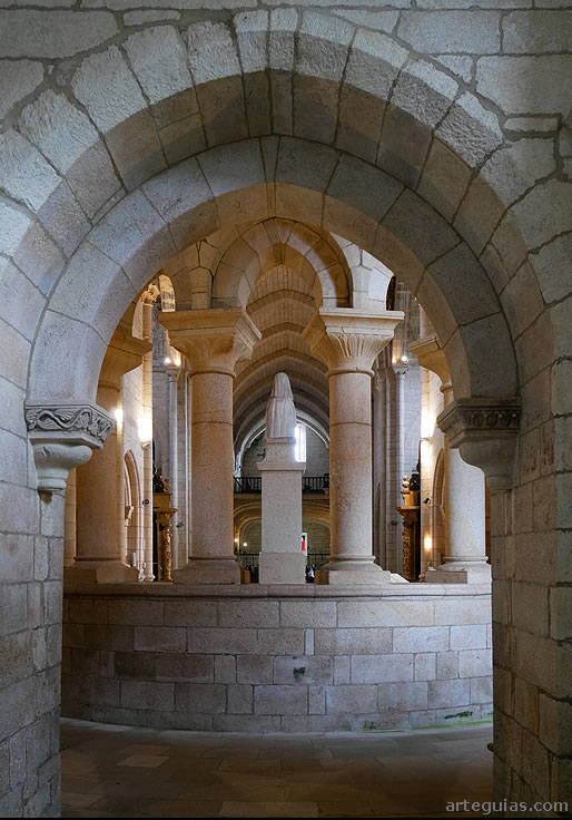 La girola y las columnas de la capilla mayor vistas desde el absidiolo oriental