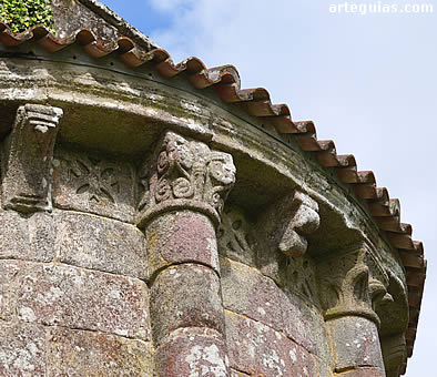 Alero con canecillos, metopas y los capiteles de las columnas entregas