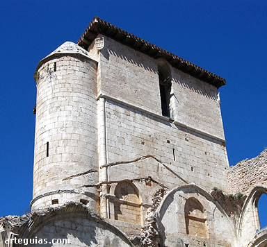 Torre del monasterio con el cilindro que contiene la escalera de caracol