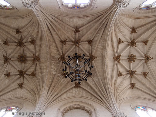 B&oacute;vedas estrelladas de crucer&iacute;a de la iglesia mon&aacute;stica