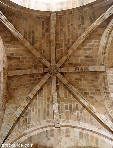 Tramo del crucero con su b&oacute;veda de crucer&iacute;a