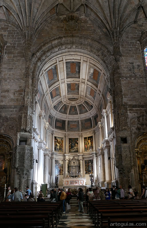 Interior de la cabecera de la iglesia de estilo renacentista