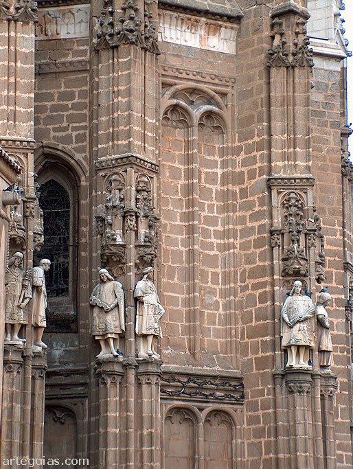Detalle de la cabecera de la iglesia con pin&aacute;culos y estatuas