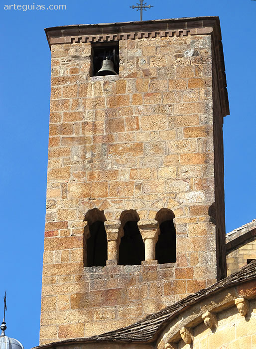 Campanario de la iglesia de este monasterio de Navarra