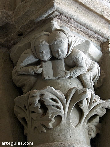 Capitel de una de las puertas del monasterio