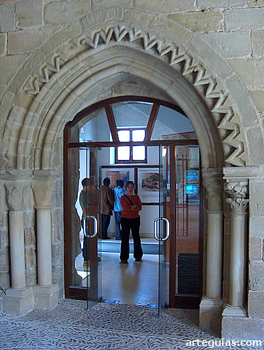 Una de las puertas del monasterio, obra del siglo XIII