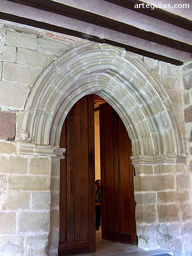 Una de las puertas de comunicaci&oacute;n entre el claustro y las dependencias claustrales