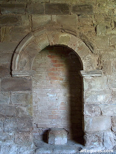 Sencilla puerta de arco de medio punto