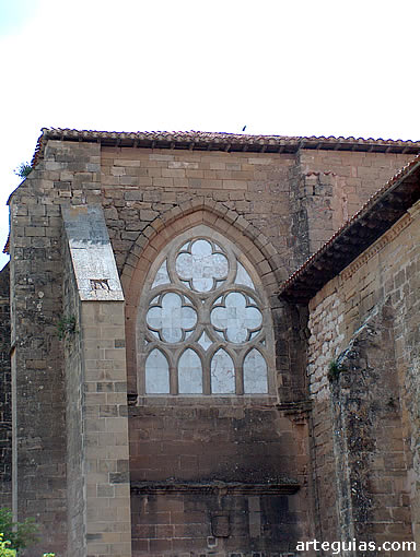 Espectacular ventanal de la iglesia del Monasterio de Santa Mar&iacute;a de Ca&ntilde;as, La Rioja