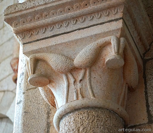 Capitel con dos aves en la iglesia mon&aacute;stica