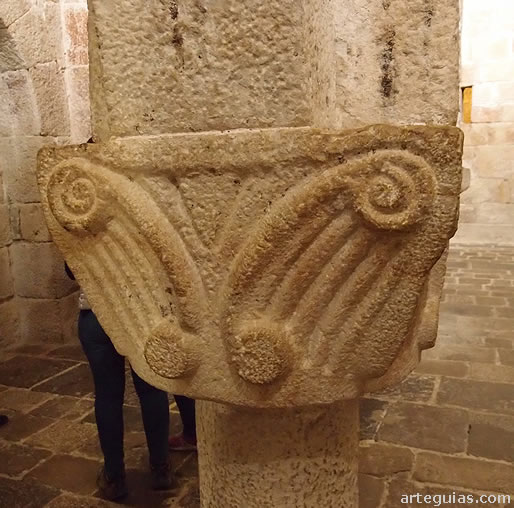 Capitel con volutas de la cripta de Leyre