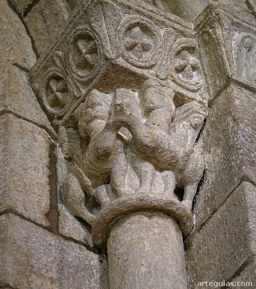 Capitel con leones