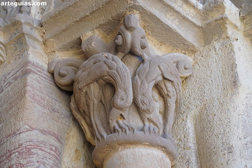 Capitel de aves picándose las patas. Porta Speciosa