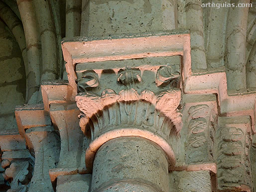 Capitel rom&aacute;nico del interior de la iglesia