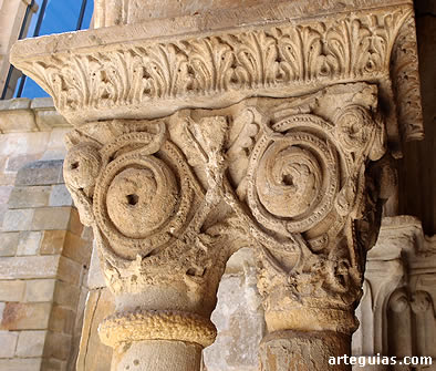 Capitel doble del claustro. Monasterio de Santa María la Real de Aguilar de Campoo