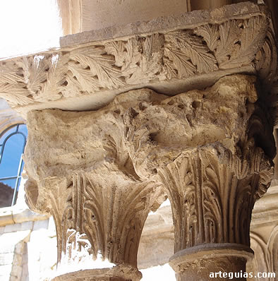 Capiteles vegetales del claustro monástico